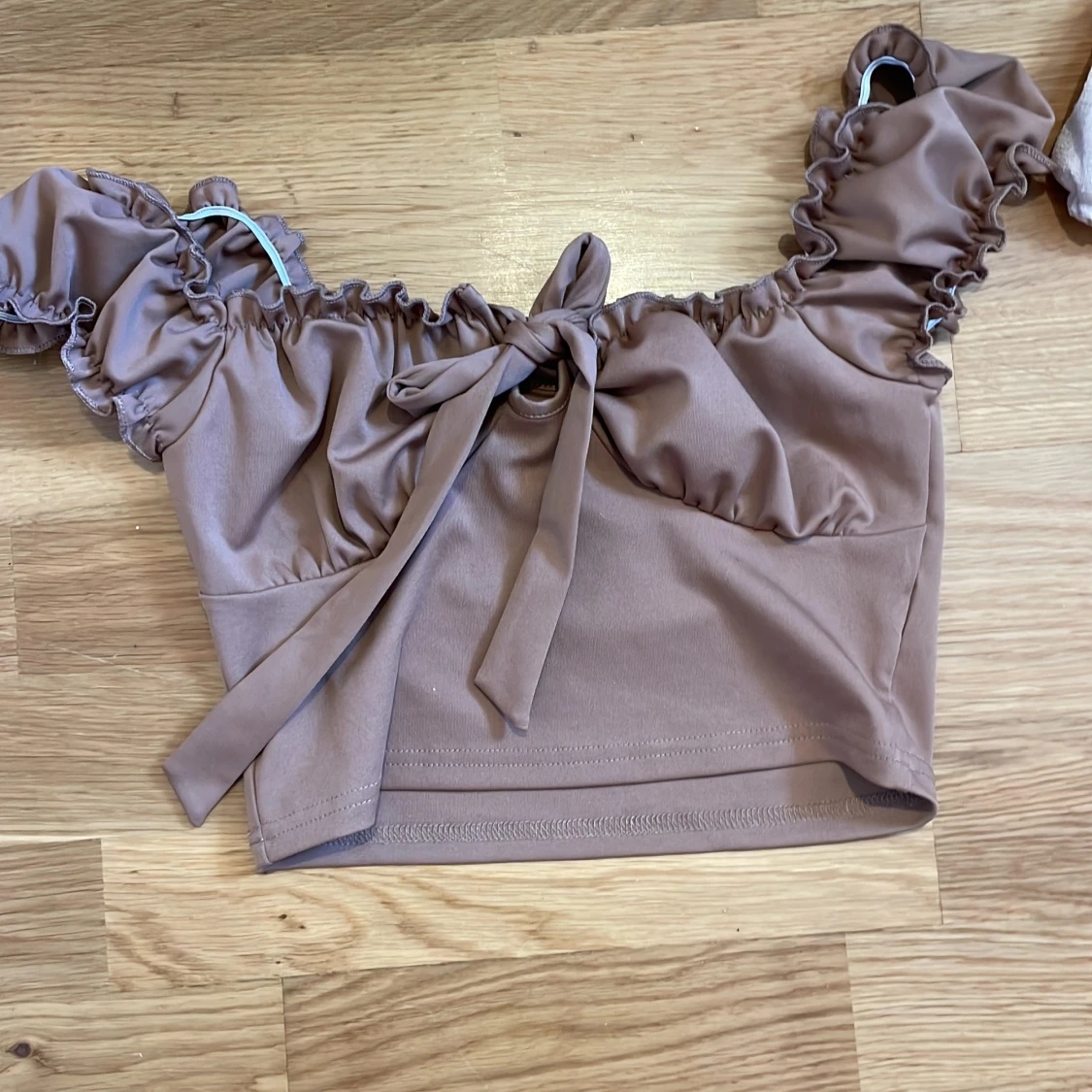 Två puffärmarmade magtröjs toppar - 90