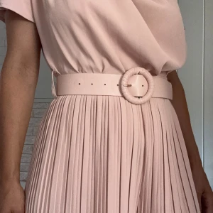 Jumpsuit Zara  - Puderrosa Jumpsuit från Zara med avtagbart bälte i midjan. 