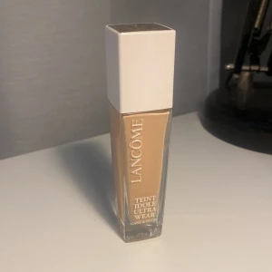 Lancome glow foundation  - Helt oanvänd glow foundation från lancome. Original pris 625kr  Färg 110c 