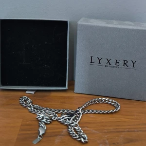 Halsband kedja chain silver  - Kedjehalsband från lyxery, skick 10/10. Knappast använd då jag tyckte den var för stor. Storlek 55cm 6mm. 
