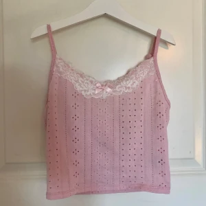 Rosa linne - Rosa linne med rosett och spets♡ Aldrig använd, men väldigt söt! Storlek S♡