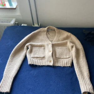 Den är tjock den är med tyg  - Den är bra för vintern 