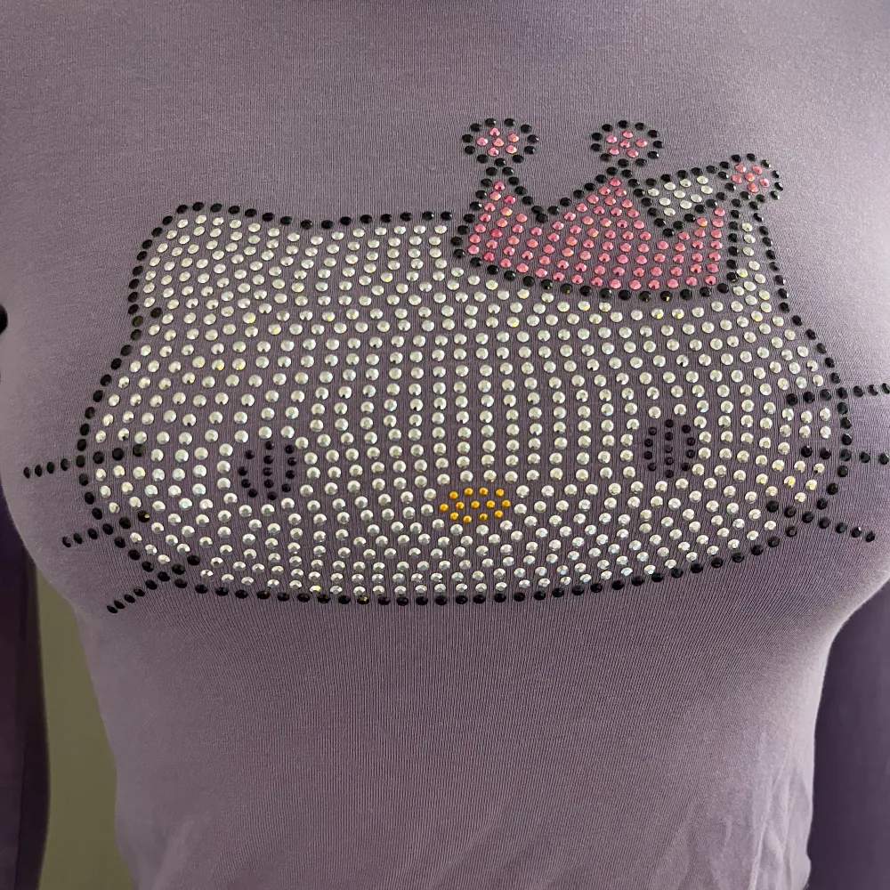 💜Underbar, sjukt rare Hello Kitty rhinestone babytee i underbar lila nyans! Sitter jättefint på Xs-S. Dockan bär Xs/S. Säljs superdyrt på Etsy och liknande sidor. 💜. Toppar.