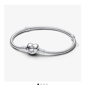 Pandora armband  - Säljer mitt Pandora armband som är helt nytt, fick det i present men det var för litet. Det är ett sånt sorts armband som man kan ha berlocker på om man vill men det är fint som det är också. Pris kan diskuteras! ❤️