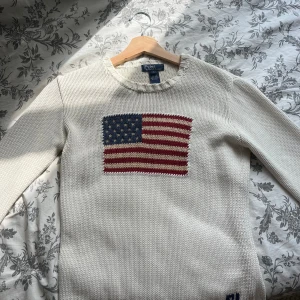 Ralph lauren tröja - Säljer nu min Rl tröja då jag inte använder den, de är i jättefint skick då jag inte använt den så mycket, Inge defekter. Den är i storlek L (barn) skulle säga att den passar xs-s🫶hör av dig för fler bilder eller frågor☺️