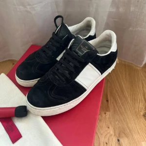 Valentino flycrew dam - Valentino flycrew som är i 8/10 skick!❤️ Box och dustbag och extra skosnören medföljer!