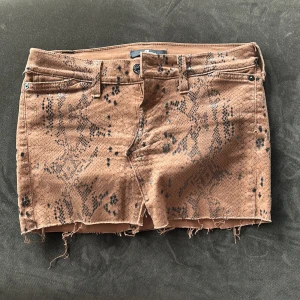 Snake-print skirt - Säljer denna lågmidjade miniskirt i snake-print från 7 for all mankind, midjemåttet rakt över är 34cm, 40cm med stretch💘