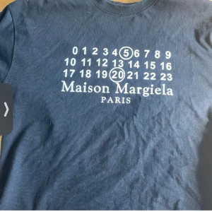 Maison Margiela t-shirt - Anvend typ två gånger sick 10/10
