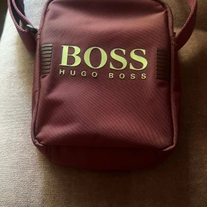 Säljer den för 60kr  - Röd Hugo boss