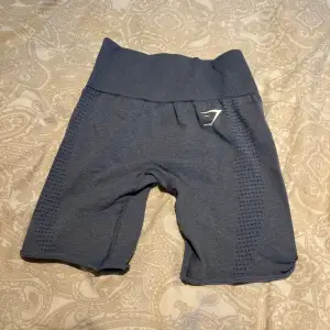 Säljer dessa shorts som jag klippt själv från gymshark. De har krullat upp sig lite då jag inte har sytt nedtill, men gör man det kommer de vara supersnygga 