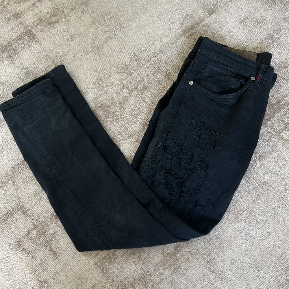 Dessa jeans är w29 men passar även w30. Köpte dem för 3500 säljer dem för 1400kr.Dem är även i extremt bra skick.. Jeans & Byxor.