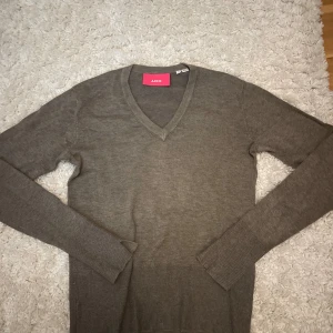 Fin tröja! - Fin stickad tunn tröja! Kommer inte till min användning! Tveka inte på att höra av er vid frågor eller om fler bilder! Läs gärna min bio i profilen så får du reda på lite mer också. Priset är diskuterbart 💞💞