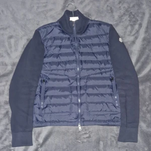 moncler cardigan tricot - Jag säljer en stilren cardigan i bra skick, knappt använd då den va lite för liten när jag köpte den. En perfekt mix av bekvämlighet och stil. Passar utmärkt för alla tillfällen för att ge det där lilla extra. Hör av er vid minsta lilla funderingar🤗.