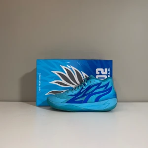 PUMA MB.02 ”Rookie Of The Year” (Basketskor) - Skorna är i bra skick, har bara en liten slitning vid sulan och är storlek 40.5 men passar 41 då de är breda. Kommer dessutom med originalbox. Pris kan diskuteras. Kan hämtas upp (Göteborg). Hör av vid flera frågor! Nypris 1300 kr.