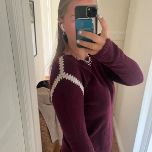 Massimo Dutti  - Super fin vinröd tröja med vita detaljer. 