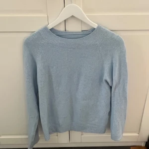 Stickad tröja - Stickad tröja i fint skick. Knappt använd. Pris kan diskuteras🌸