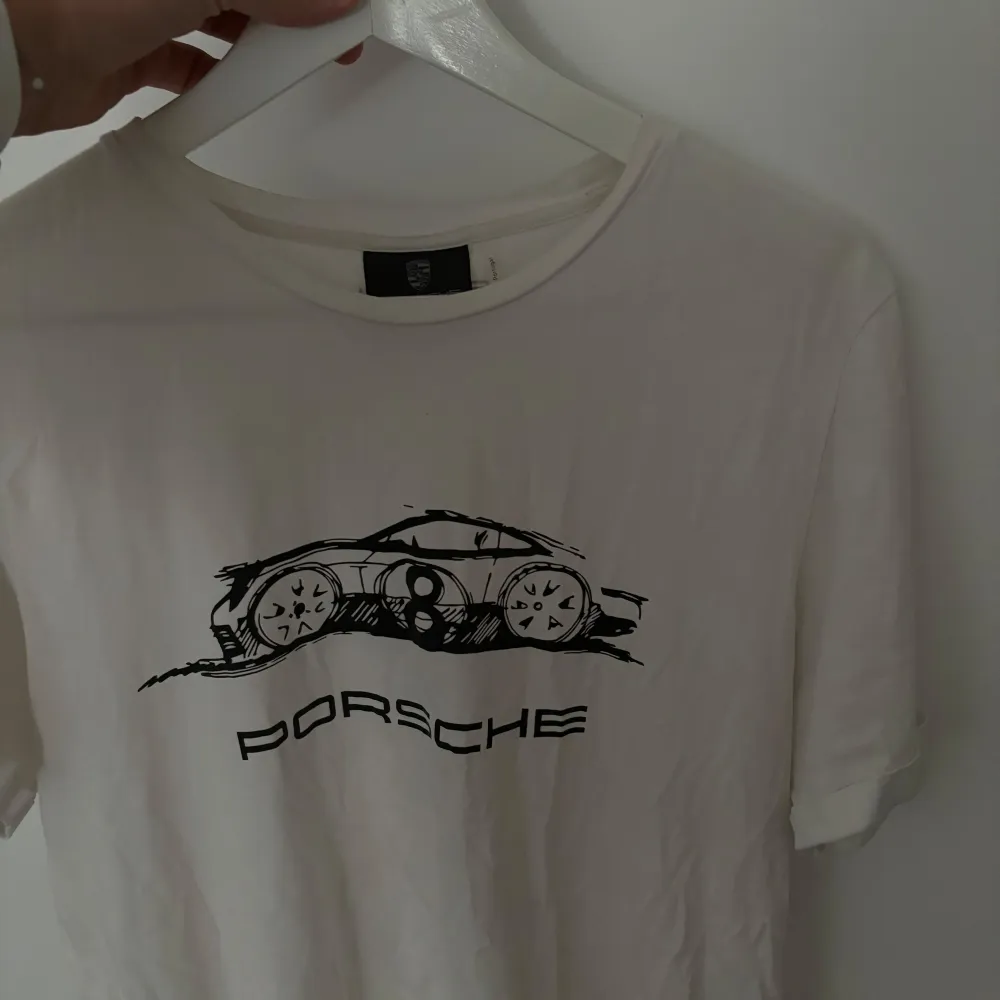 Köpt från autentiska porsche shoppen. Finns inte ute längre att köpa eller hitta.   Nypris 550kr. T-shirts.