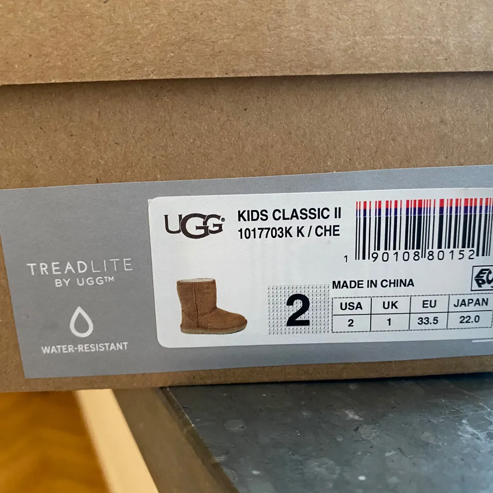 Äkta uggs som är köpta för 3 år sedan och som nu är för små🥰 De har några skador på framsidan men de är inte sönder på något sätt. Kom privat för frågor🌟 Storlek 33.5 EU💕. Skor.