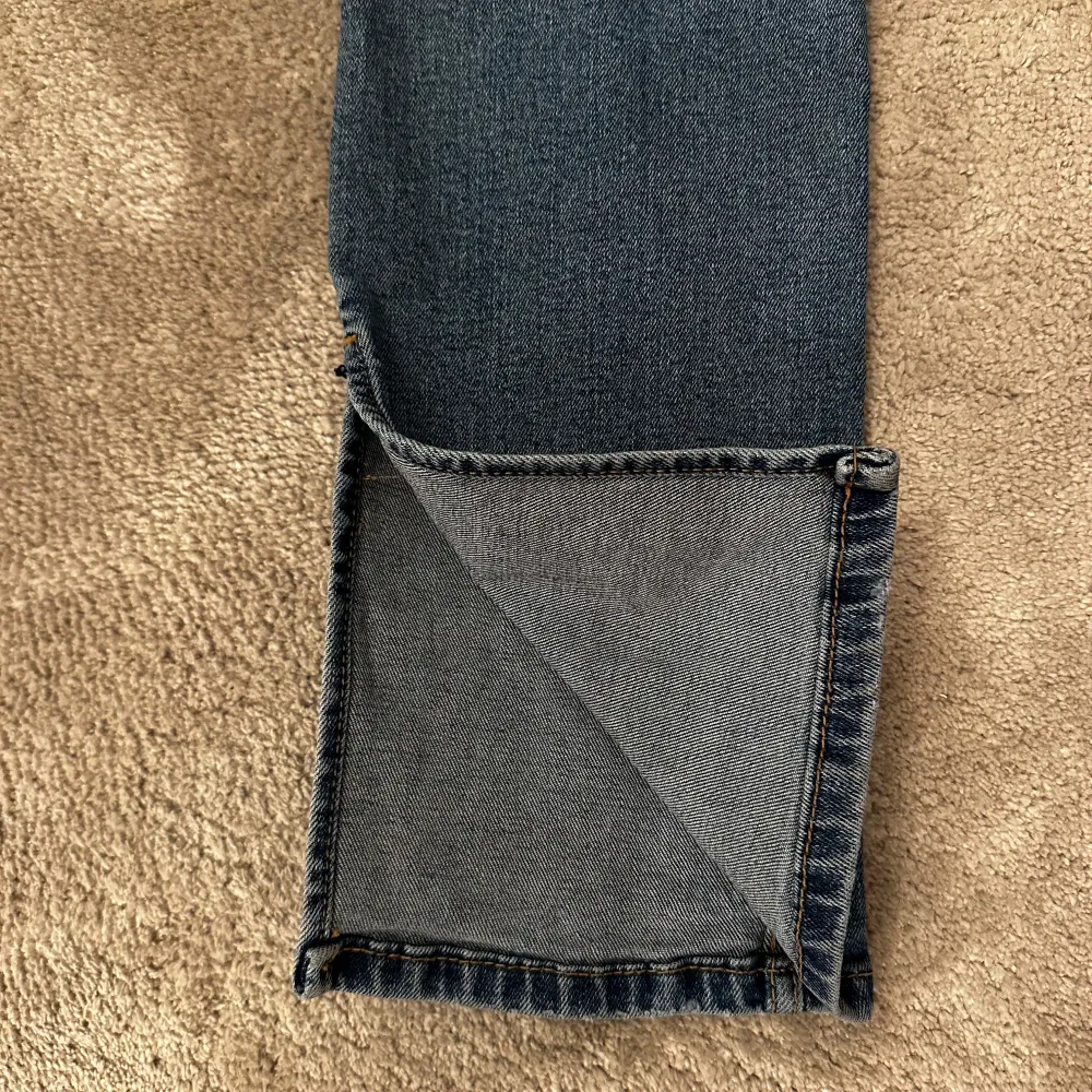 Blåa jeans med slits på sidorna i storlek 36/S. Jeansen är använda 3-4 gånger och är i nytt skick. Säljer då jag har liknande jeans. Nypris: 349kr. Jeans & Byxor.