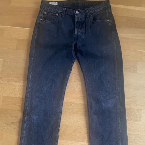Levis 501 - Hej säljer nu mina 501 i storleken W30 L32 som är som nya. Jag säljer dem pga att jag inte får användning för dem.  Hör av er vid några funderingar.