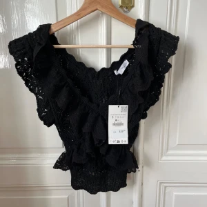 Svart Zara topp  - Säljer denna oanvända Zara toppen då den inte passade mig 💞💞Aldrig använd med prislapp kvar. 