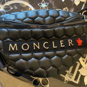 Moncler väska  - Moncler bra skick har anvönd 3-4 dagar mycke bra väska 