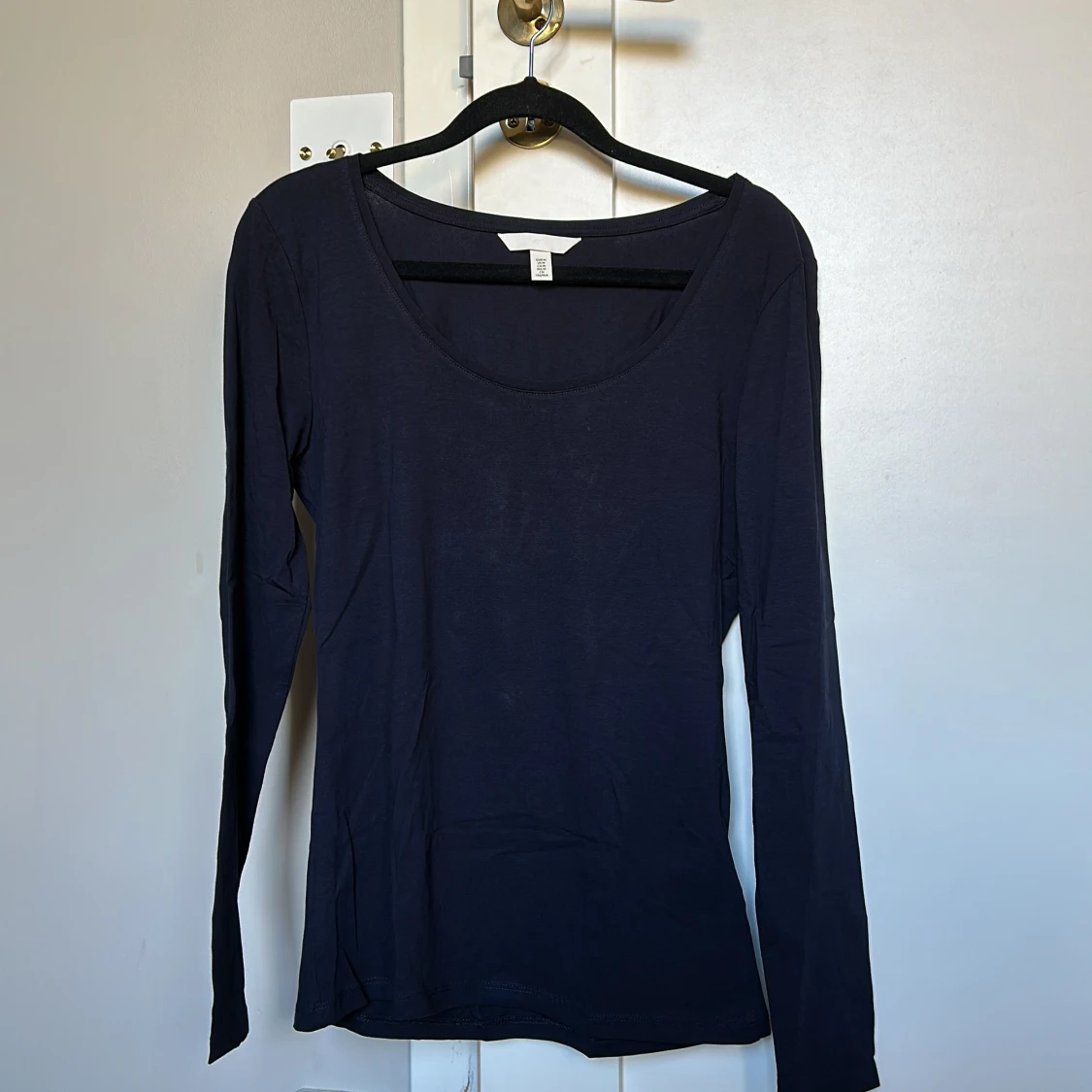 Mörkblå U-ringad långärmad tröja
