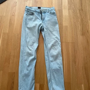 Ljusblå jeans Lee - Säljer ett par Lee jeans i bra skick då dom inte kommer till användning längre. Köpta för två år sen på Lees hemsida för 1200. Storlek 28/32. Skriv om ni har frågor eller vill ha fler bilder på plagget.