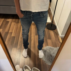 Jack and Jones jeans - Tja säljer ett par Jack and Jones jeans i strl 27:30 men sitter större med slitningar till ett billigt pris, för mer frågor är det bara att skriva