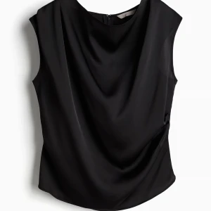 Satin tipp - Säljer en liknade topp som på bilden från hm, det är inte exakt den på bilden men en väldigt lik💕kan skickas bilder på den