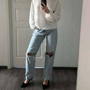 Gina tricot jeans - Blå straight leg jeans i jättebra skick, använd 2-3 ggr 💕 Passar 36-38