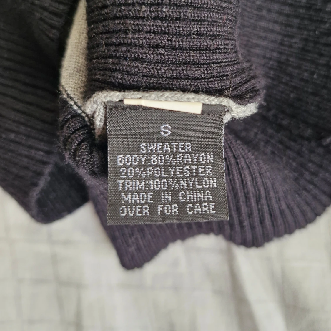 Grå och svart tröja från iZ Byer - 93