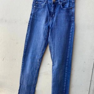 Blå jeans från Blend - Säljer ett par snygga blå jeans från Blend. De har en klassisk femficksdesign och en knappgylf. Perfekta för vardagsbruk och kan matchas med nästan vad som helst. De är i bra skick och redo för en ny ägare!