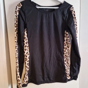 Träningströja - Superfin träningströja från strogner med leoparddetaljer i fint skick