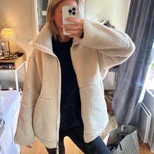Teddy jacka - Världens skönaste teddy jacka! Den är oversize modell!❤️🤗 Högasta bud 800