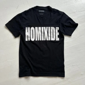 homixide gang t-shirt - hög tröja köpt rolling loud wien, har bevis osv. size small sitter som en M. sparsamt använd. skriv om du har frågor!