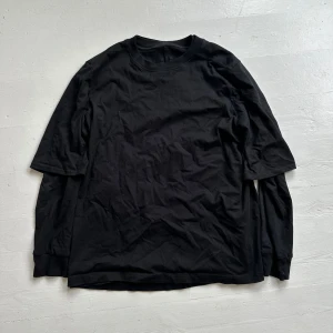 rick owens double layer ls - asskön rick tröja, dubbelt material så den e tjock. den e it äkta, köpte för länge sen, inte använt på år. kom privat vid frågor 