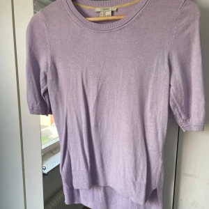 Stickad t-shirt - En stickad t-shirt tröja som inte kommit till användning. Tröjan har inga defekter💗 