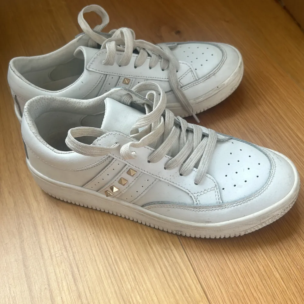 Vita sneakers i stl 37. Endast använda ett par gånger. Nypris 1300kr . Skor.