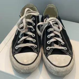 Ett par låga svarta converse. Använda men i bra skick. Storlek 41. Kan även hämtas i Umeå.