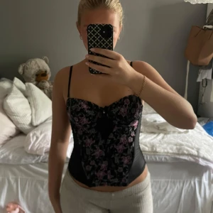 Snygg korsett  - Korsett med avtagbara band, vaddering vid brösten och bh-liknande knäppning i ryggen. 💜🖤