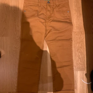 Helt oanvända byxor - Säljer dessa byxor som är helt oanvända!