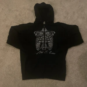 Rhinestone hoodie - Medium i nyskick, tröjan säljs inte längre  