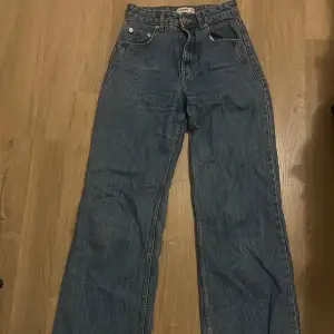 Highwaist jeans från pull&bear. Mörkblåa, väldigt bra skick. Kommer aldrig till användning // Hör gärna av dig vid frågor!