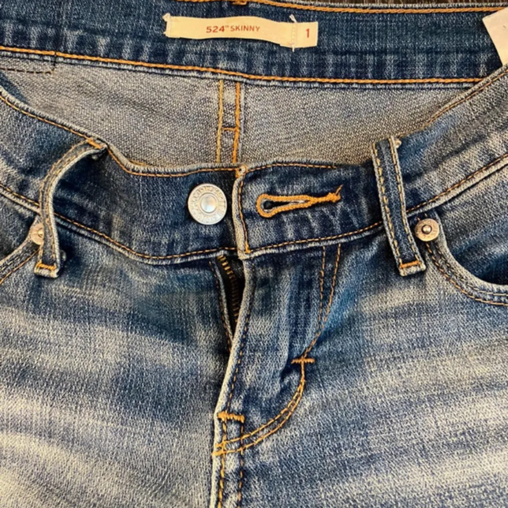 3st assnygga lågmidjade jeans! 2 par från Levis, 1 par från Lager157. Nypriset tillsammans 2448kr. Sparsamt använda. Ett par är knappt använda då de är för små för mig. Ett par är i storlek 1, vilket motsvarar 25 i midjestorlek eller XS💕dm:a vid info. Jeans & Byxor.