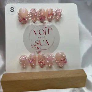 S: 15 mm, 11,5 mm, 12 mm, 11 mm, 9 mm , ljusrosa french på vissa, rosa aura effekt på alla. Pärlorna är rosa.