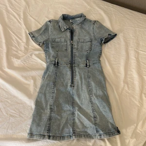 Jeans klänning. Sommrig och fin  - Storlek 152. Märke Lindex 