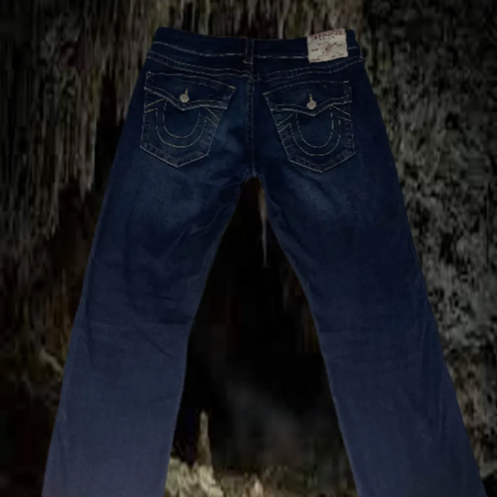 Säljer ett par true religion jeans ricky/// för att dme var väldigt stora för mig, köpt dem nya o använt kanske 2-3 gånger  Mått: Midja: w36/50cm Benlängd: ≈ 115cm Benöppning:  ≈ 21cm Kom gärna privat för diskussion av pris eller mer info 😤😤🎃🤖🐺🎃🔥🔥. Jeans & Byxor.