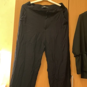 Kostmbyxor - I bra skick, säljer pågrund av att dom inte används. En fejkficka på baksidan, två riktiga fickor på framsidan 💗