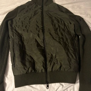 J.Lindberg Cardigan - Bra skick, inga märken som syns, inte heller vi använd för mycket, håller bra mot värme nu under hösten men även under tidig vinter.  Nypriset ligger runt 2400.